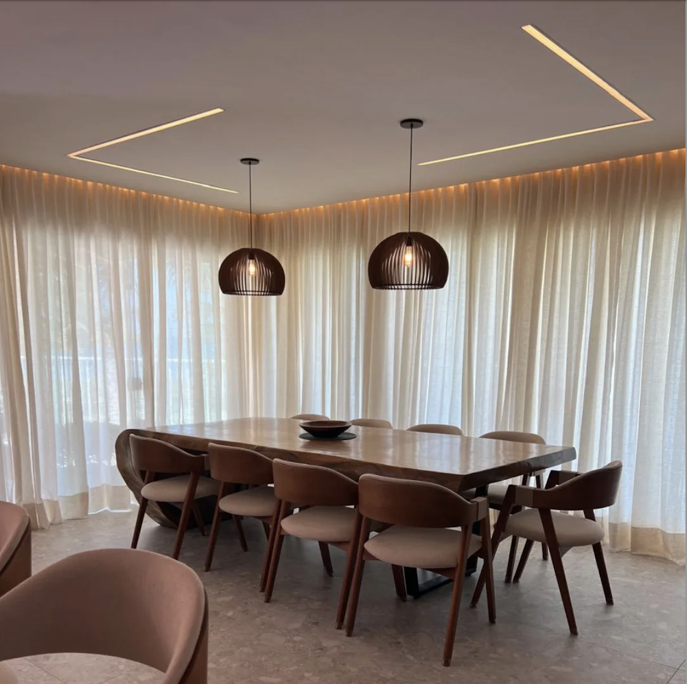 Sala de jantar com cortinas em linho e iluminação embutida