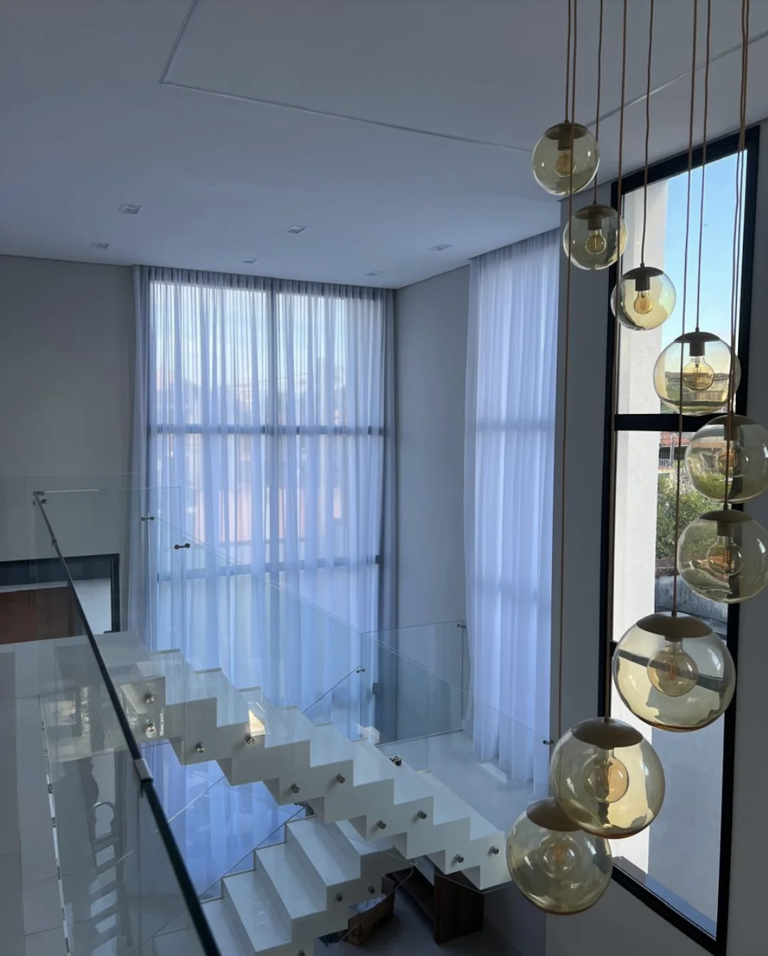 Cortinas em pé direito duplo com vista panorâmica